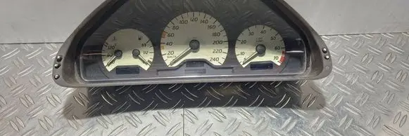 Mercedes-Benz CLK A208 C208 Speedometer (instrument cluster) 2085402011 84570297
