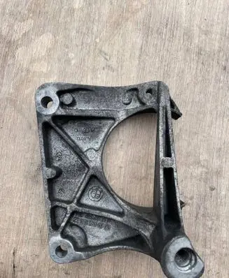 Engine mounting bracket