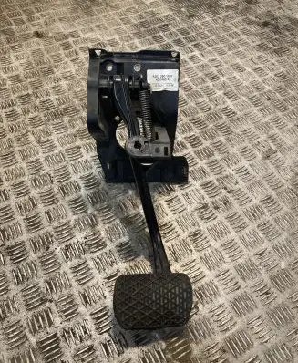 Mercedes-Benz C W203 Brake pedal 2032900619 2032901001