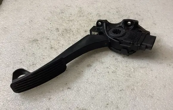 Accelerator throttle pedal