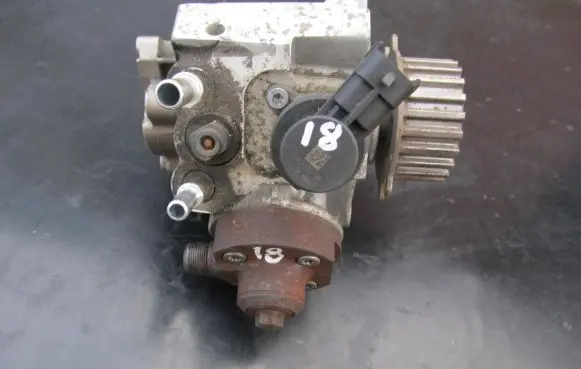 Peugeot 208 Fuel injection high pressure pump 9688499680 130130 0445010516