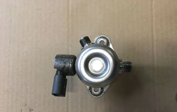 BMW 7 F01 F02 F03 F04 Fuel injection high pressure pump 0261520144 13517595339 7595339