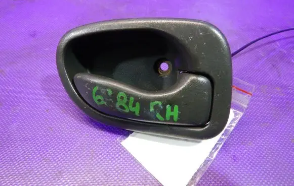 Hyundai Accent Front door interior handle 8262022001