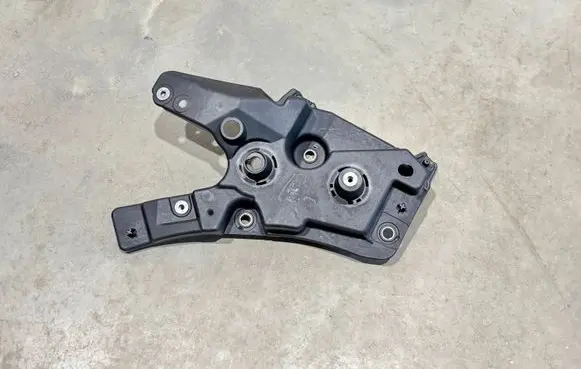 Volvo XC60 Fender mounting bracket 31424579 32288933 32288929