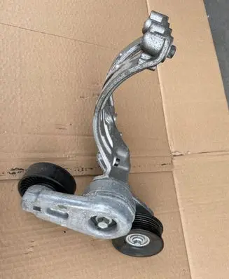 Volkswagen PASSAT B6 Generator/alternator bracket 8D611