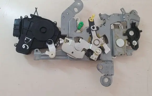 Mazda 5 Sliding door lock 