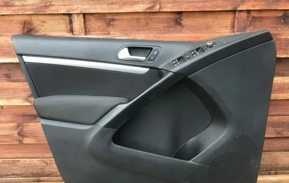 Volkswagen Tiguan Front door card panel trim