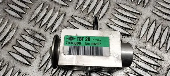 Volvo V70 Air conditioning (A/C) expansion valve 7036866