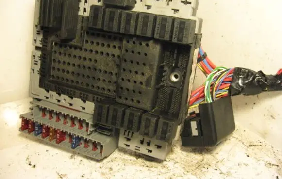 Volvo S80 Fuse module HWPN945277300W032 9433071TVSB10K