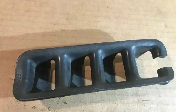 Quarter panel pressure vent