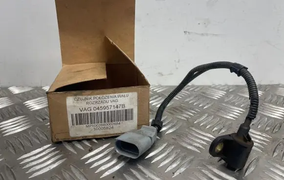 Volkswagen Golf V Camshaft position sensor 045957147