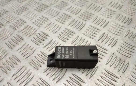 Volvo V70 Glow plug pre-heat relay 0281003047 30785663