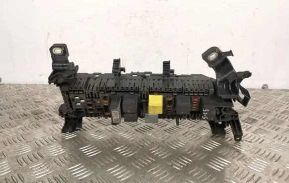 Mercedes-Benz A W176 Fuse module A2465400340