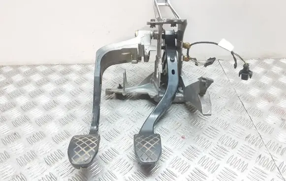 Volkswagen PASSAT B5 Pedal assembly 8D1721316G 8D1721140B