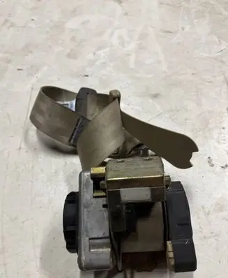 Volkswagen PASSAT B5 Front seatbelt 00064684