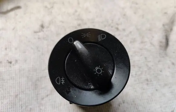 Volkswagen Golf V Light switch 1C0941531