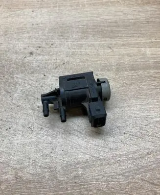 Volkswagen PASSAT B5 Vacuum valve 1J0906283A