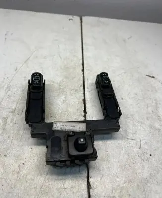 Mercedes-Benz C W202 Electric window control switch 2028211551 03750022