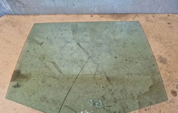 Volkswagen Touran I Rear door window glass DOT682AS2M3232 E000200 43R001583