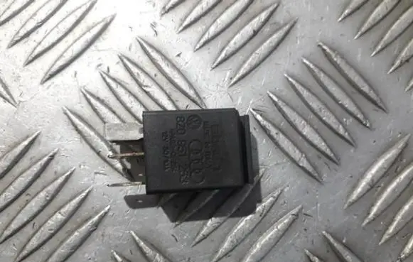 Audi A8 S8 D3 4E Other relay 8z0951253 pa88-gf25