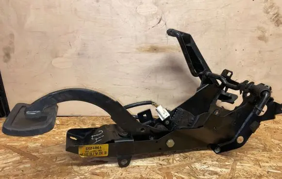 BMW 8 E31 Pedal assembly 0132009319