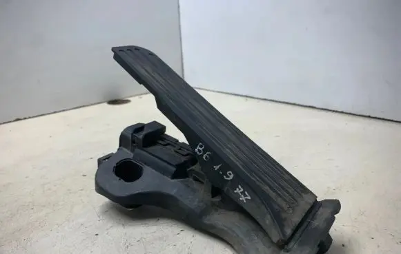 Volkswagen PASSAT B6 Accelerator throttle pedal 1K1721503L 6PV00860000