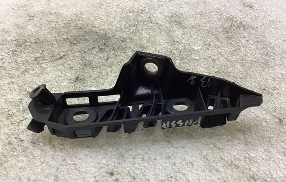 Volkswagen PASSAT B8 Front bumper mounting bracket 3G0807049