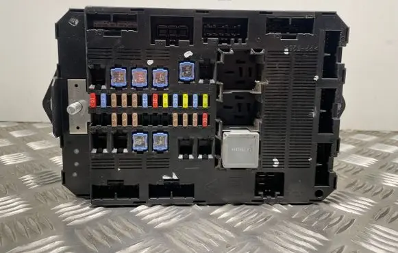 Jaguar XF X250 Fuse module 8X2T14B476AD 7340955430