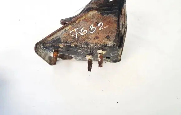 Subaru Legacy Engine mounting bracket