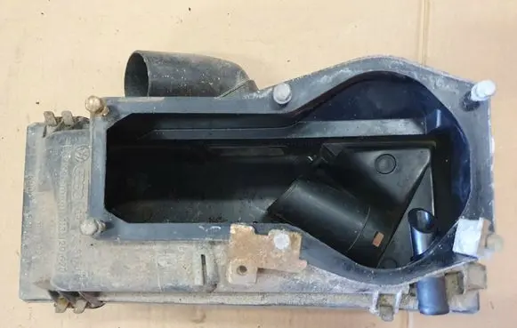 Volkswagen Golf II Air filter box 027133837J