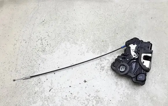 Toyota Auris E180 Front door lock a084219