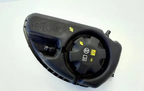 BMW 5 G30 G31 G38 Coolant expansion tank/reservoir 9846642