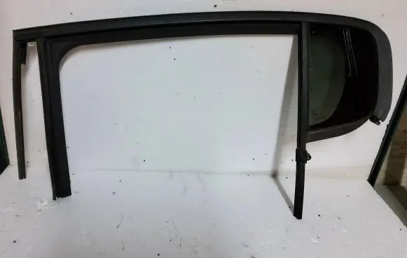Peugeot 308 Rear door window/glass frame 9835341980