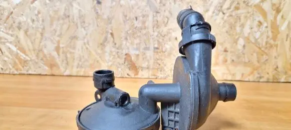 BMW 5 E39 Oil breather separator 7501566