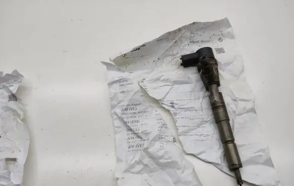 Opel Insignia A Fuel injector 0445110423