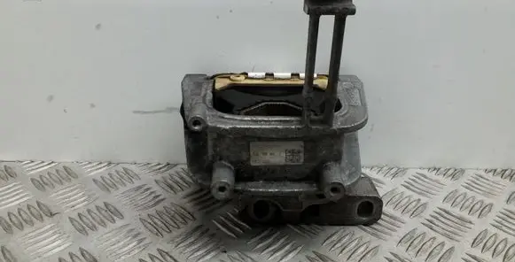 Volkswagen PASSAT B8 Engine mount bracket 3Q0199262J
