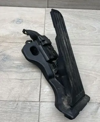Accelerator throttle pedal