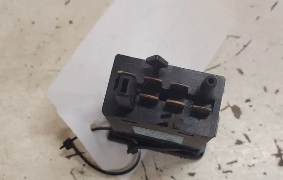 Volkswagen Golf IV Windscreen/window heater switch 1J0959621C