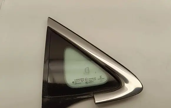 Chrysler Pacifica Front triangle window/glass 68227746AE 0304221367