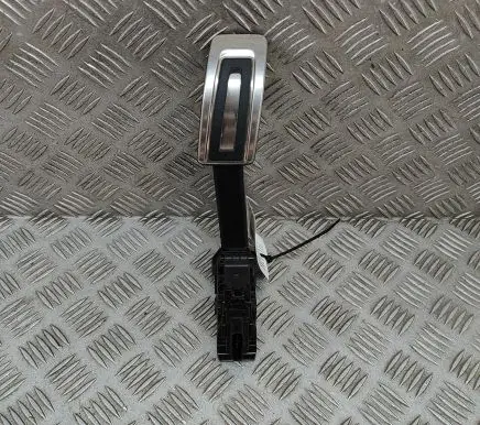 Accelerator throttle pedal