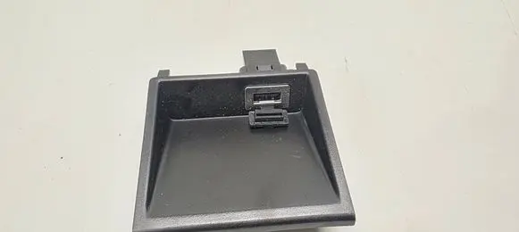 Volvo V40 Cross country USB socket connector 31306768 30775252