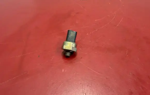 BMW X3 G01 Oil pressure sensor 8647488