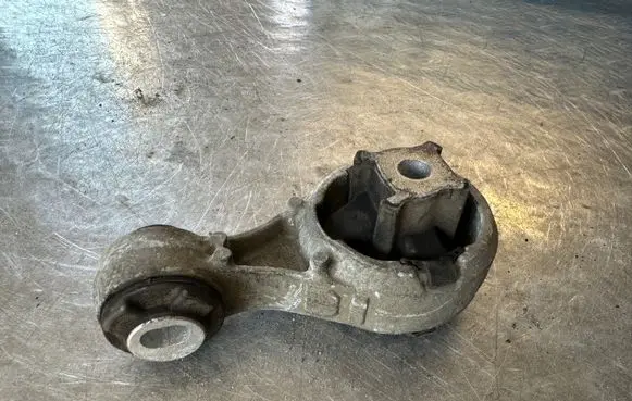 Nissan Qashqai Engine mount bracket 11350JD000