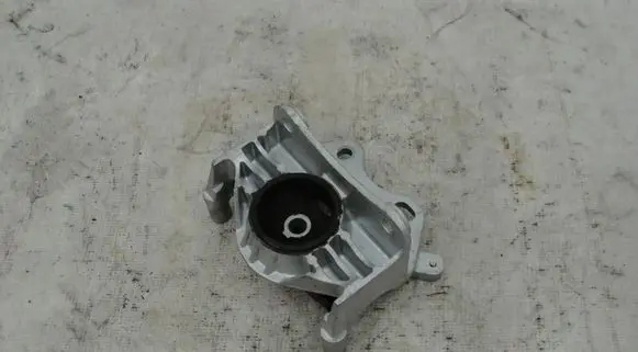 Engine mount vacuum valve