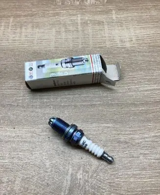 Volkswagen PASSAT B5 Spark plug 101000060AA