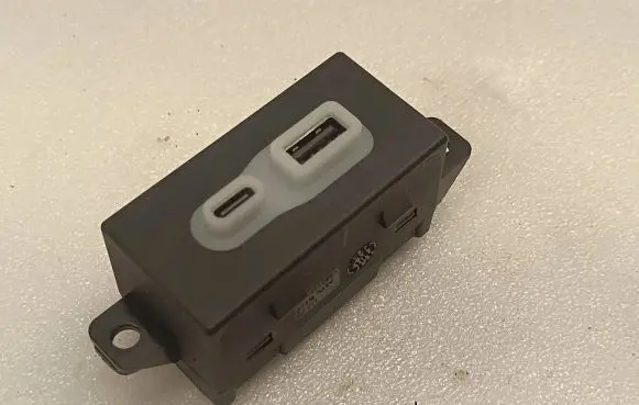 Chrysler Pacifica USB control unit 304M000281