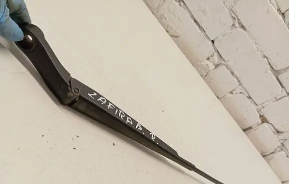 Opel Zafira B Front wiper blade arm 13145566