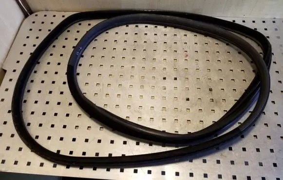 BMW X5 E70 Rear door rubber seal (on body) 
