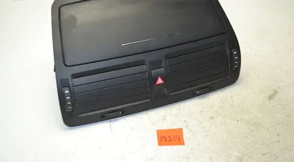 Skoda Octavia Mk2 (1Z) Dash center air vent grill 1Z0820951