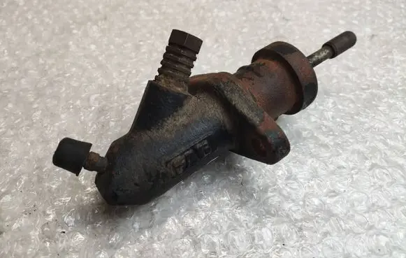 BMW 5 E39 Clutch slave cylinder s6642k